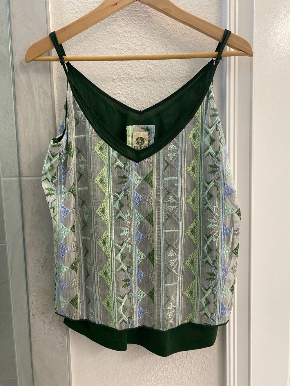 Embroidered Geo-Pattern Sleeveless Tank Top in Dark Green